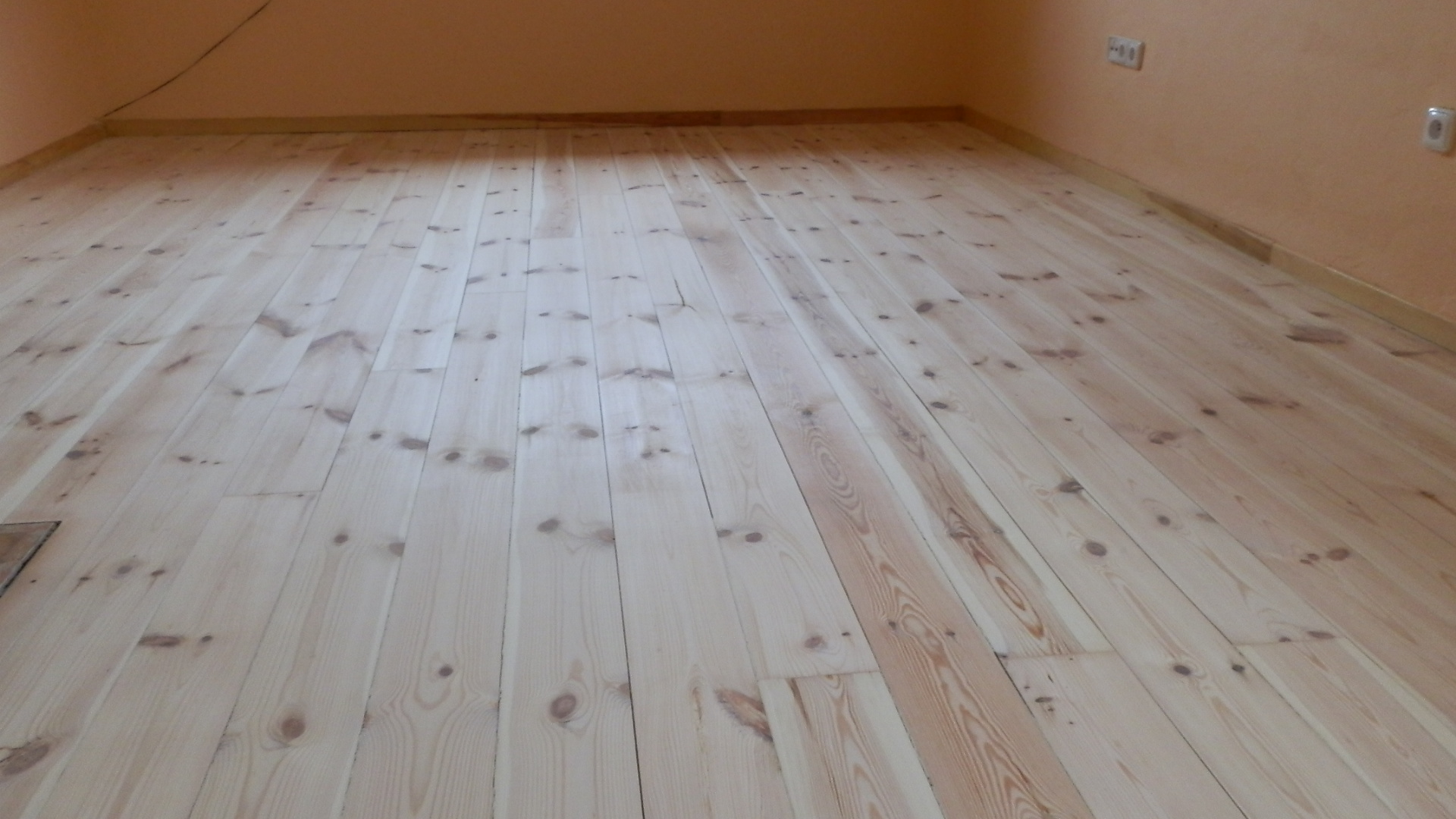 Renovace borovicové podlahy