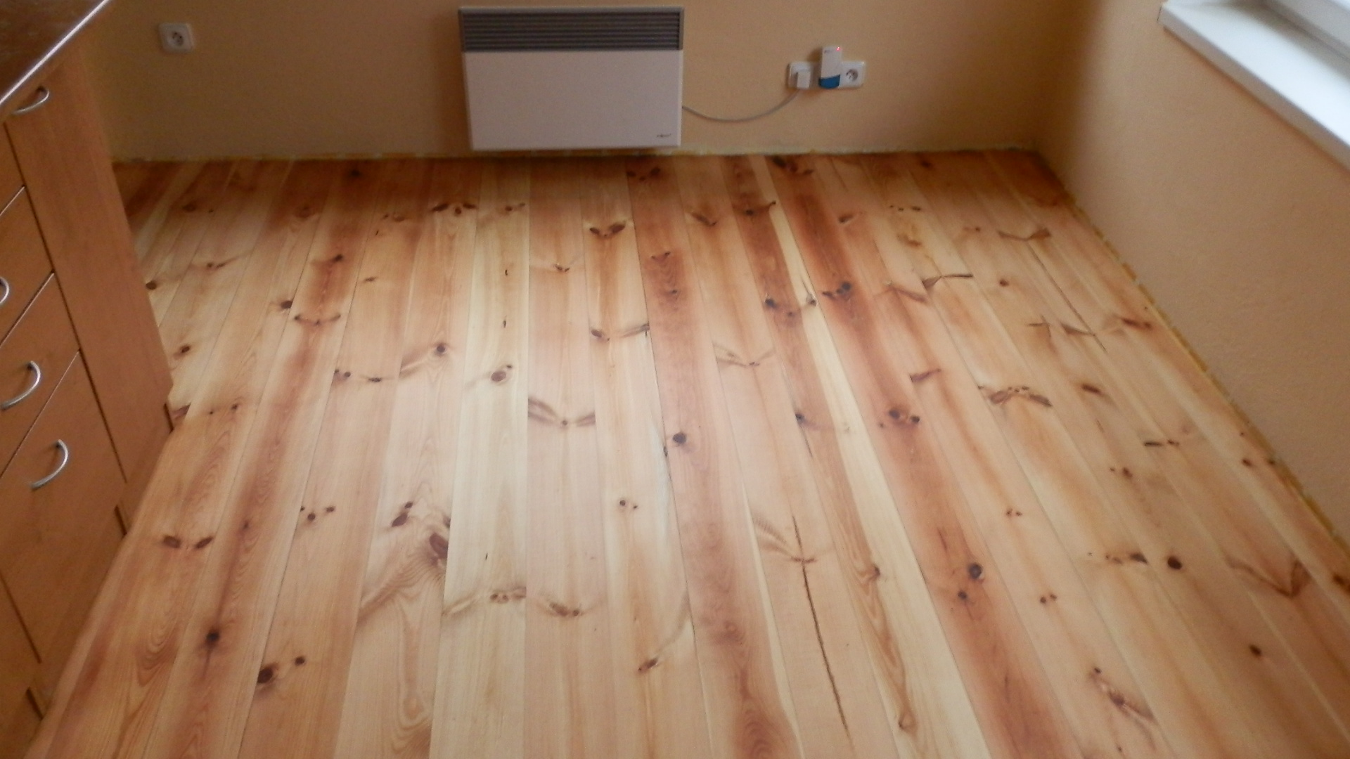 Renovace borovicové podlahy - fotografie 13